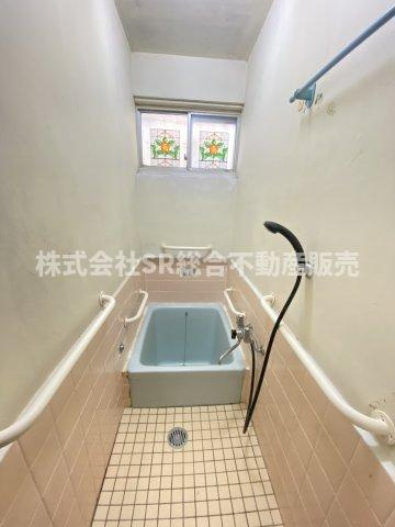鷹殿町中古戸建の浴室|お風呂には窓もあり、換気がバッチリとできます☆