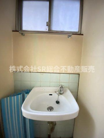 鷹殿町中古戸建の洗面所|忙しい朝には欠かせない洗面所です