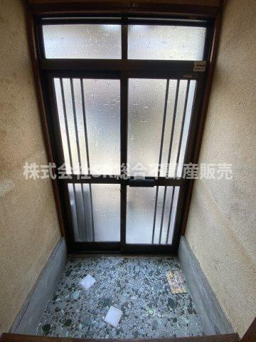 鷹殿町中古戸建の玄関|玄関広めで使いやすいです！