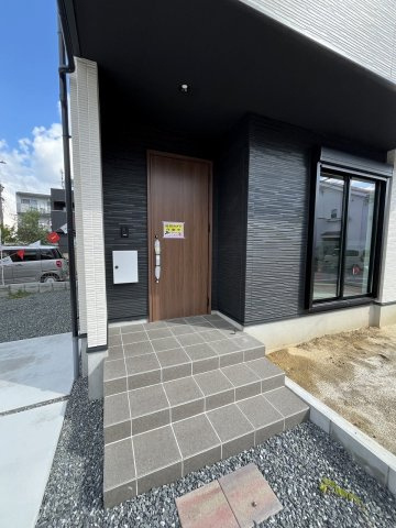 【玄関】 | 福岡市東区千早2丁目5期　2号棟（全2棟）【仲介手数料無料・0円】 | 施工例。施工例は完成時と異なる場合があります。