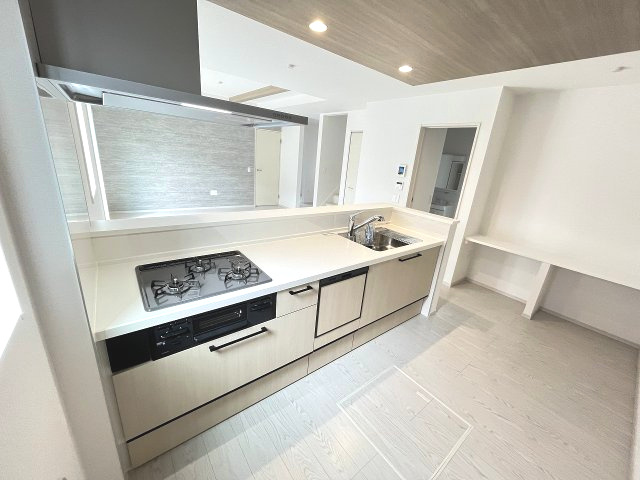 【キッチン】 | 福岡市東区千早2丁目5期　2号棟（全2棟）【仲介手数料無料・0円】 | 施工例。施工例は完成時と異なる場合があります。
