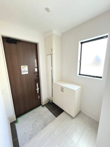 【玄関】 | 福岡市東区千早2丁目5期　2号棟（全2棟）【仲介手数料無料・0円】 | 施工例。施工例は完成時と異なる場合があります。