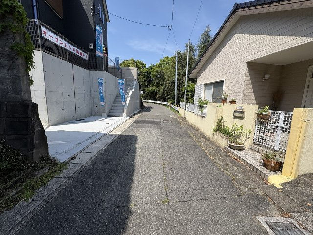 【その他】 | 福岡市東区香住ケ丘4丁目4期　1号棟（全1棟）【仲介手数料無料・0円】 | 現地写真。前面道路です。