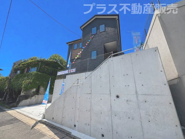 【玄関】 | 福岡市東区香住ケ丘4丁目4期　1号棟（全1棟）【仲介手数料無料・0円】 | 施工例。施工例は完成時と異なる場合があります。