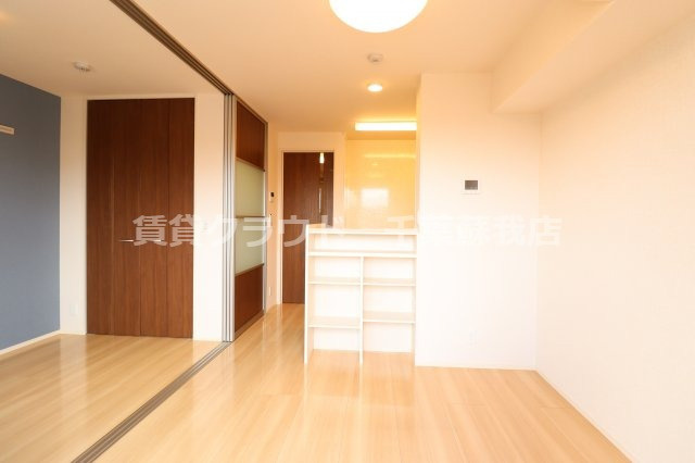 エヴァーラスティング千葉の居間・リビング|洋室を仕切っても、空けたままで広々使うこともできる間取りですね！