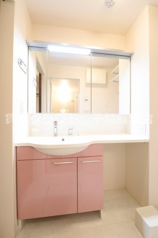 エヴァーラスティング千葉の洗面所|お化粧台にしたり、ランドリーボックスを入れたり使い勝手の良い洗面台です！