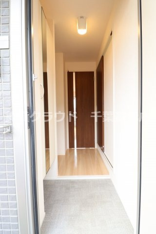 エヴァーラスティング千葉の玄関|収納力の高い下駄箱に、姿見もついているので、お出かけ前のチェックに便利です！