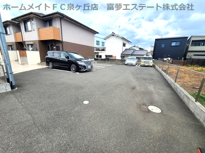 フォーチュン和泉の駐車場