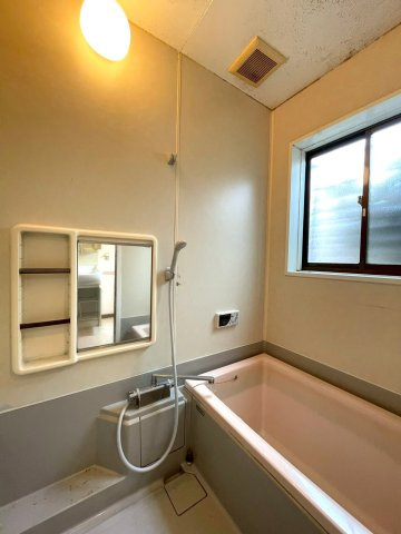 三条市月岡一丁目・中古戸建の浴室|清潔感のあるお風呂です♪