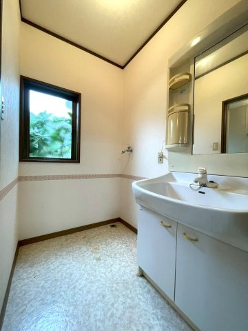 三条市月岡一丁目・中古戸建の独立洗面台|洗面所綺麗にお使いです♪室内洗濯機置場あります♪