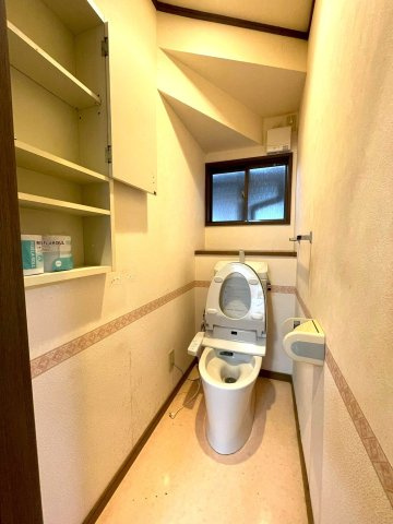 三条市月岡一丁目・中古戸建のその他|収納豊富なトイレです♪