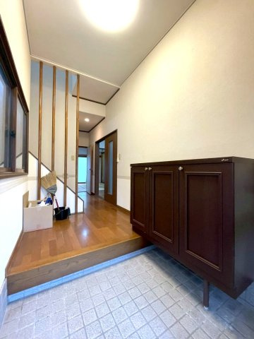 三条市月岡一丁目・中古戸建の玄関|明るい玄関です♪