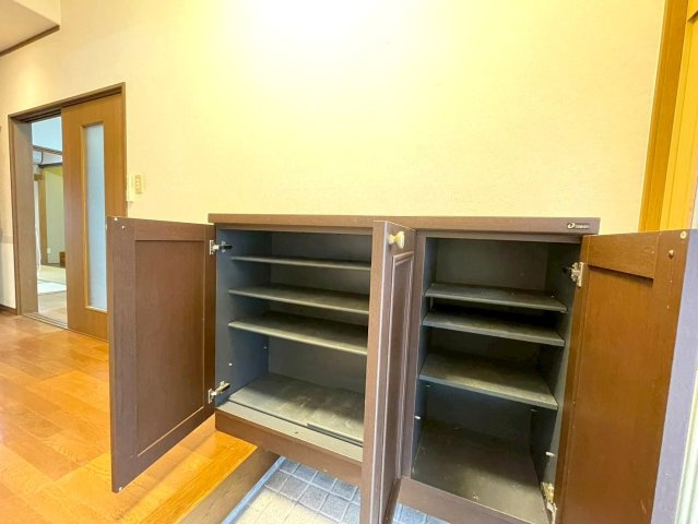 三条市月岡一丁目・中古戸建の収納|広々下足入れには沢山靴を入れることが出来ます♪