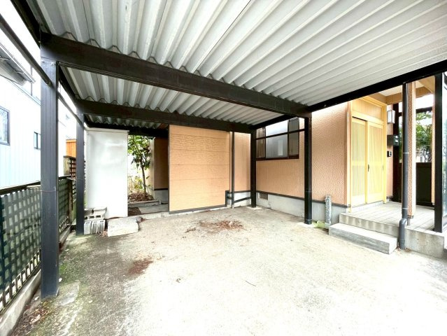 三条市月岡一丁目・中古戸建の駐車場|マイカーを雨から守るカーポートあります♪