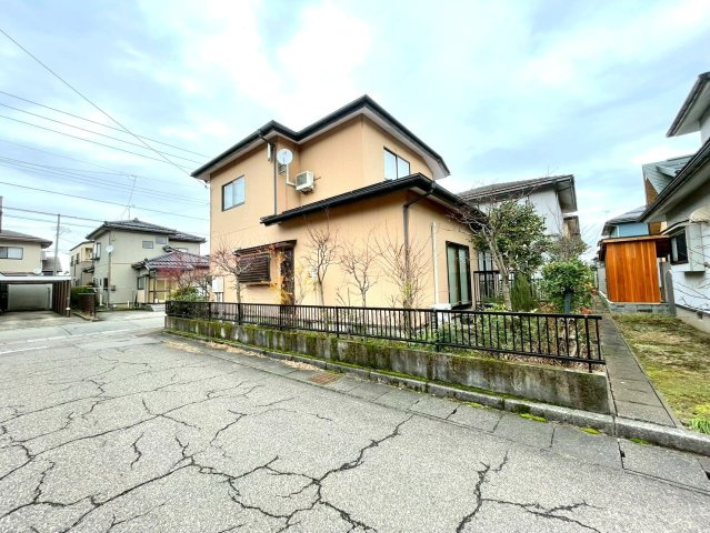 三条市月岡一丁目・中古戸建の前面道路含む現地写真|お庭付き♪