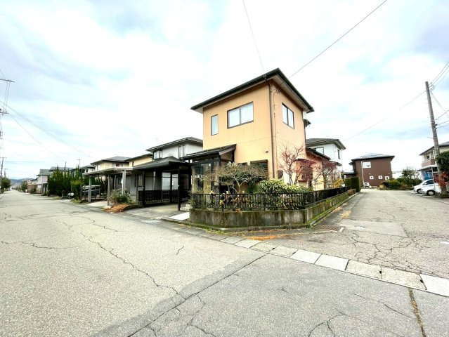 三条市月岡一丁目・中古戸建の外観|二方向公道の角地にて日当たり・通風良好です♪
