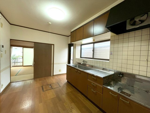 三条市月岡一丁目・中古戸建のキッチン|床下収納付き♪