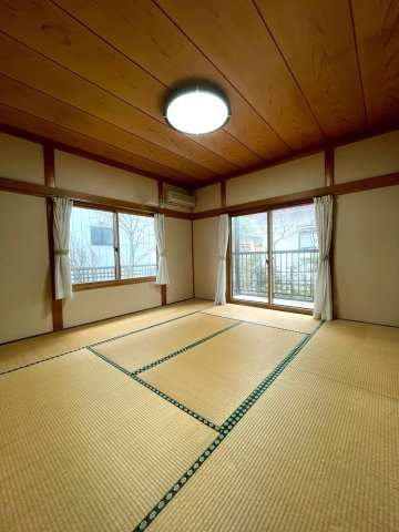 三条市月岡一丁目・中古戸建の和室|1階和室8帖です♪日当たり良好です♪