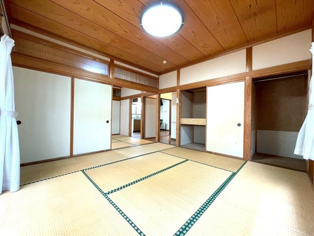 三条市月岡一丁目・中古戸建の和室|1階和室8帖には広々押入＆物入あります♪
