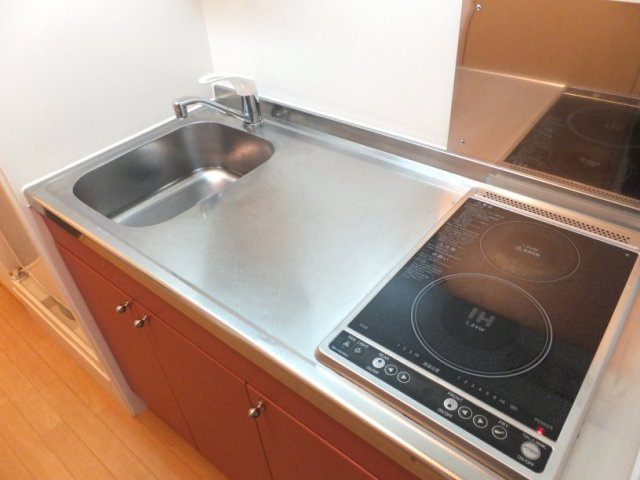 レオパレスラトナのキッチン|広めのキッチン。コンロの手前がIH、奥はラジエントです。