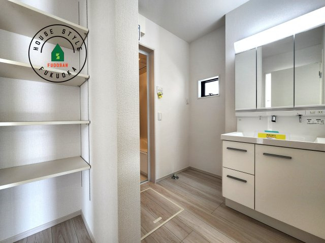 福岡市東区千早2丁目第5-2棟(2号棟)の内観：施工例|ゆとりの洗面スペースで朝の身支度もスムーズに。暮らしを快適に変えるシャワー付洗面台です！