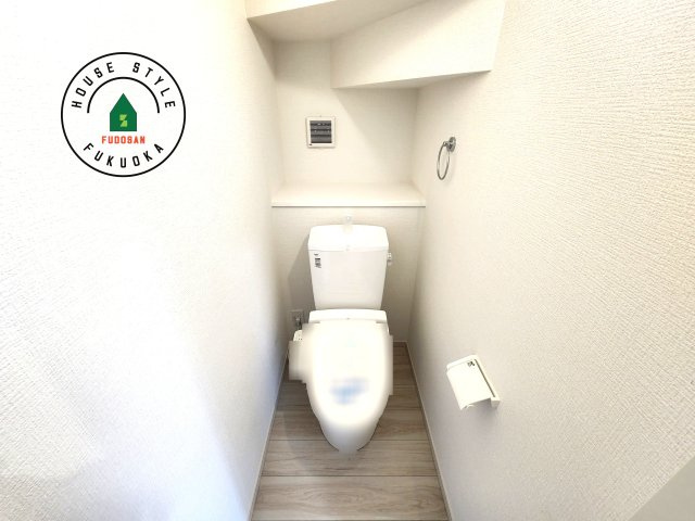 福岡市東区千早2丁目第5-2棟(2号棟)の内観：施工例|温水洗浄便座を完備しております。2ヶ所にトイレがあるのは朝の慌ただしい時間も安心です。