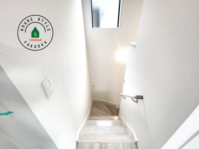 福岡市東区千早2丁目第5-2棟(2号棟)の内観：施工例|＜手すり付階段＞手すりがないと階段の昇り降りで危険なことはもちろん、壁に手をつきながら歩くことで壁紙が汚れやすくなります。すべての方に快適に昇り降りしていただくため、手すりを設置しました。