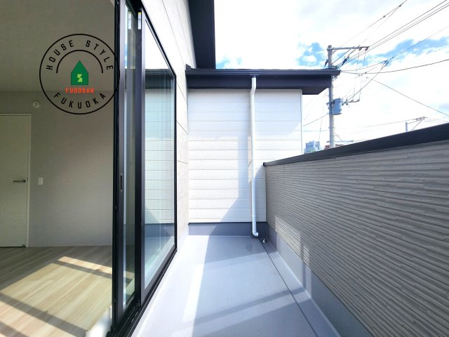 福岡市東区千早2丁目第5-2棟(2号棟)の外観：施工例|風をしっかりと感じられるバルコニーでは、毎日が洗濯日和です。広々としているので洗濯も楽しくなるでしょうし、気分転換にバルコニーからの眺めを楽しむのもいいでしょう。