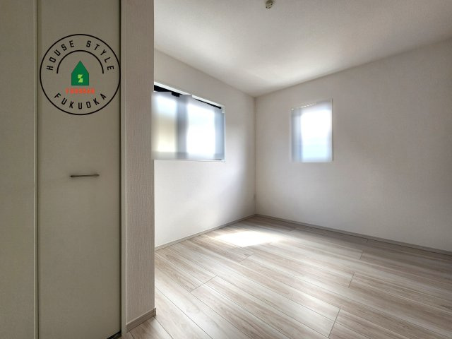 福岡市東区千早2丁目第5-2棟(2号棟)の内観：施工例|採光良好な洋室は全居室、複層ガラスの遮熱効果と断熱効果で、一年中快適に過ごせます。