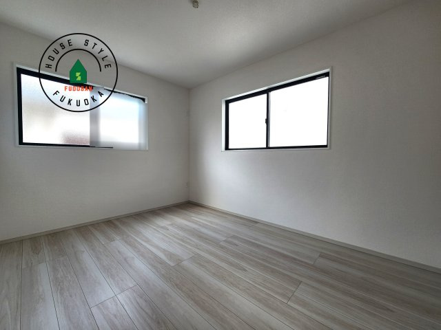 福岡市東区千早2丁目第5-2棟(2号棟)の内観：施工例|穏やかな光が差し込む室内には、穏やかな時間が流れます。