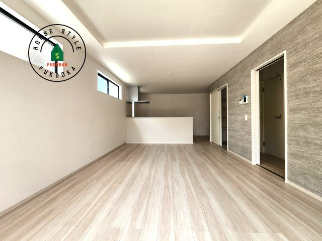 福岡市東区千早2丁目第5-2棟(2号棟)の内観：施工例|キッチンからリビングをしっかり確認できます。家族の笑顔があふれる空間になりそうですね。