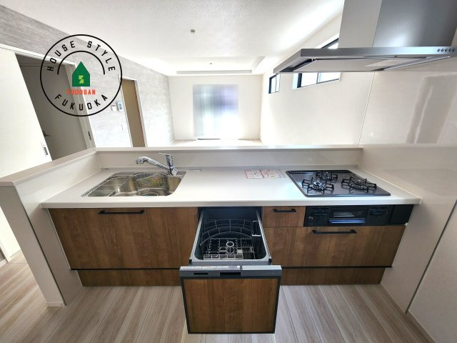 福岡市東区千早2丁目第5-2棟(2号棟)の内観：施工例|ご家族を近くに感じられる対面キッチンのLDK。会話もはずみそうですね。