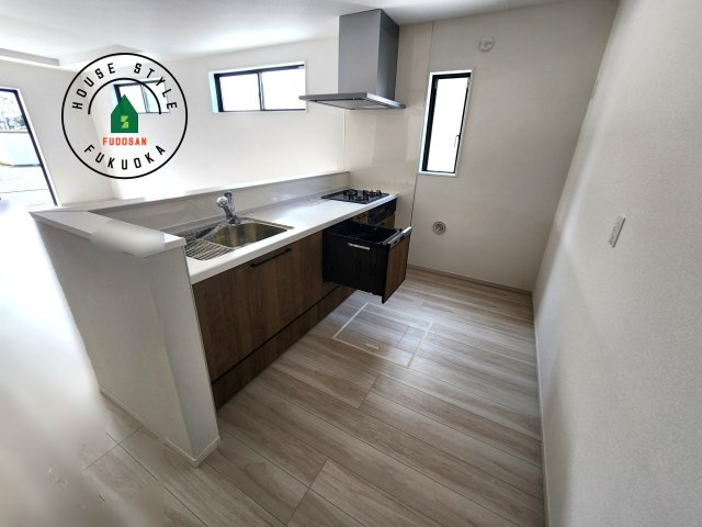 福岡市東区千早2丁目第5-2棟(2号棟)の内観：施工例|明るいキッチン作業スペースを多くとりました。ご夫婦でキッチンに立っても調理がしやすい広さです。食器類もすっきりと片付く収納は魅力的です。