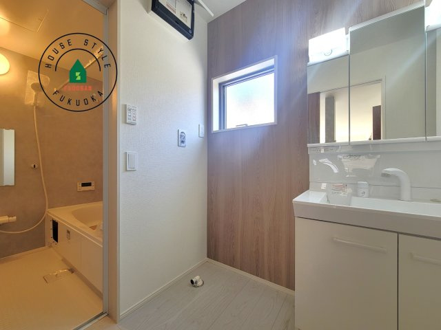 那珂川市今光8丁目第3-2棟（1号棟）の内観：施工例|ゆとりの洗面スペースで朝の身支度もスムーズに。暮らしを快適に変えるシャワー付洗面台です！