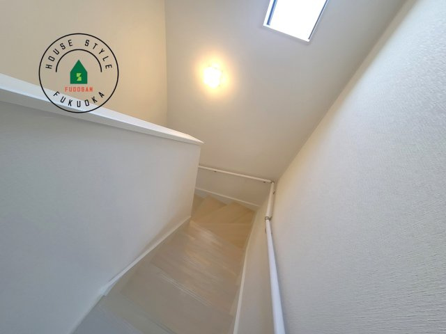 那珂川市今光8丁目第3-2棟（1号棟）の内観：施工例|階段からも明るい光が入ります。採光や通風も階段の重要な役割です。