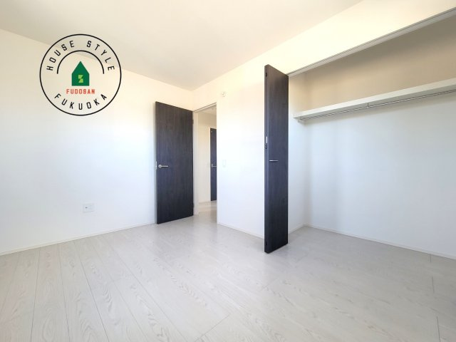 那珂川市今光8丁目第3-2棟（1号棟）の内観：施工例|柔らかい陽光が差し込む明るいお部屋を演出する設計。彩光の取れる窓が気持ちの良いお部屋を創り上げます。