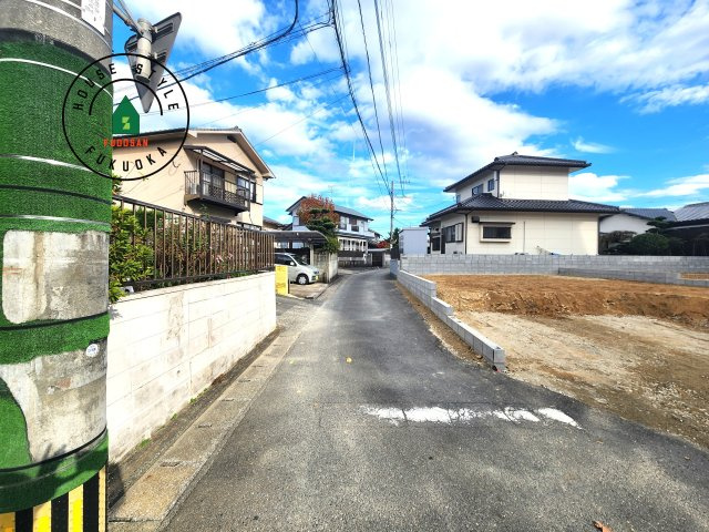 那珂川市今光8丁目第3-2棟（1号棟）の前面道路含む現地写真|前面道路は閑静な住宅地をはしる車通りの少ない道路。お車の出し入れが苦手なママや小さなお子様にも安心ですね。しっかり舗装もされているので、ベビーカーや自転車で通っても快適に通行できます。