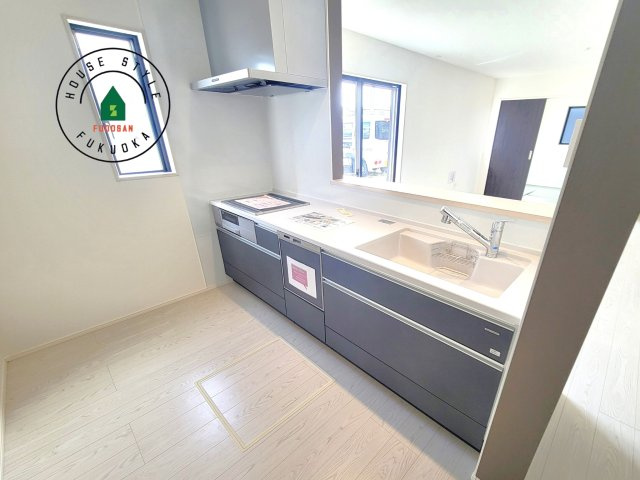 那珂川市今光8丁目第3-2棟（1号棟）の内観：施工例|ダイニングテーブルへの配膳がラクラク、お料理はかどるカウンター付きシステムキッチン！