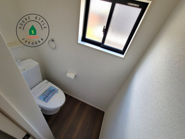 那珂川市今光8丁目第3-2棟（2号棟）の内観：施工例|温水洗浄便座を完備しております。2ヶ所にトイレがあるのは朝の慌ただしい時間も安心です。