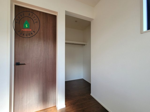 那珂川市今光8丁目第3-2棟（2号棟）の内観：施工例|洋服や大きな荷物が多い方や人数の多いご家族などは、一般的なクローゼットよりもウォークインクローゼットのほうが使い勝手が良いです。