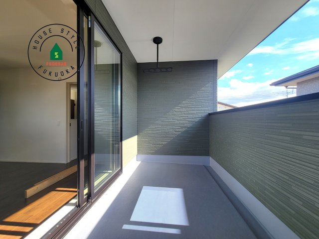 那珂川市今光8丁目第3-2棟（2号棟）の外観：施工例|風をしっかりと感じられるバルコニーでは、毎日が洗濯日和です。広々としているので洗濯も楽しくなるでしょうし、気分転換にバルコニーからの眺めを楽しむのもいいでしょう。