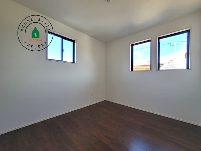 那珂川市今光8丁目第3-2棟（2号棟）の内観：施工例|落ち着いた色調の洋室です。