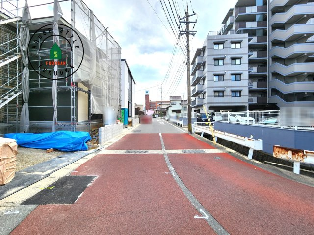 那珂川市今光8丁目第3-2棟（2号棟）の前面道路含む現地写真|前面道路は閑静な住宅地をはしる車通りの少ない道路。お車の出し入れが苦手なママや小さなお子様にも安心ですね。しっかり舗装もされているので、ベビーカーや自転車で通っても快適に通行できます。