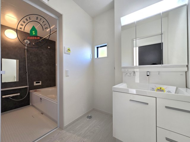 糸島市前原南2丁目第1-1棟(1号棟)　の内観：施工例|ゆとりの洗面スペースで朝の身支度もスムーズに。暮らしを快適に変えるシャワー付洗面台です！