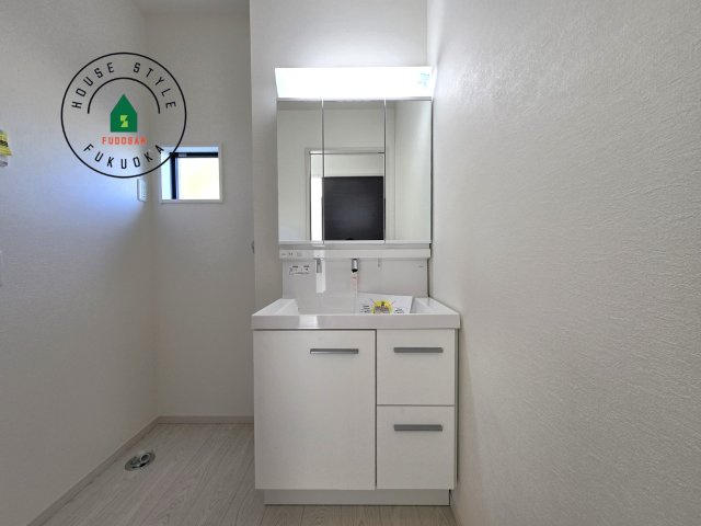 糸島市前原南2丁目第1-1棟(1号棟)　の内観：施工例|毎日使うものだから清潔な空間を保ちたい水回り。洗面にはそんな願いを解消させてくれる収納アイデアが満載です。三面鏡の裏側にはキャビネットが現れ小物から背の高い物まで収納できます。