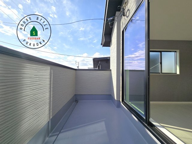 糸島市前原南2丁目第1-1棟(1号棟)　の外観：施工例|風をしっかりと感じられるバルコニーでは、毎日が洗濯日和です。広々としているので洗濯も楽しくなるでしょうし、気分転換にバルコニーからの眺めを楽しむのもいいでしょう。