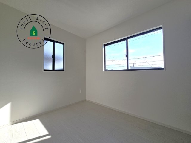 糸島市前原南2丁目第1-1棟(1号棟)　の内観：施工例|採光良好な洋室は全居室、複層ガラスの遮熱効果と断熱効果で、一年中快適に過ごせます。