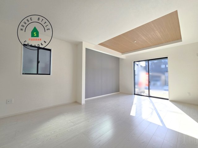 糸島市前原南2丁目第1-1棟(1号棟)　の内観：施工例|キッチンからリビングをしっかり確認できます。家族の笑顔があふれる空間になりそうですね。