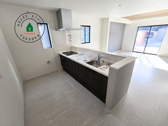 糸島市前原南2丁目第1-1棟(1号棟)　の内観：施工例|明るいキッチン作業スペースを多くとりました。ご夫婦でキッチンに立っても調理がしやすい広さです。食器類もすっきりと片付く収納は魅力的です。