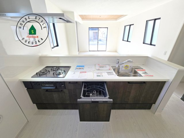 福岡市早良区次郎丸1町目第2-1棟（2号棟）　の内観：施工例|ご家族を近くに感じられる対面キッチンのLDK。会話もはずみそうですね。